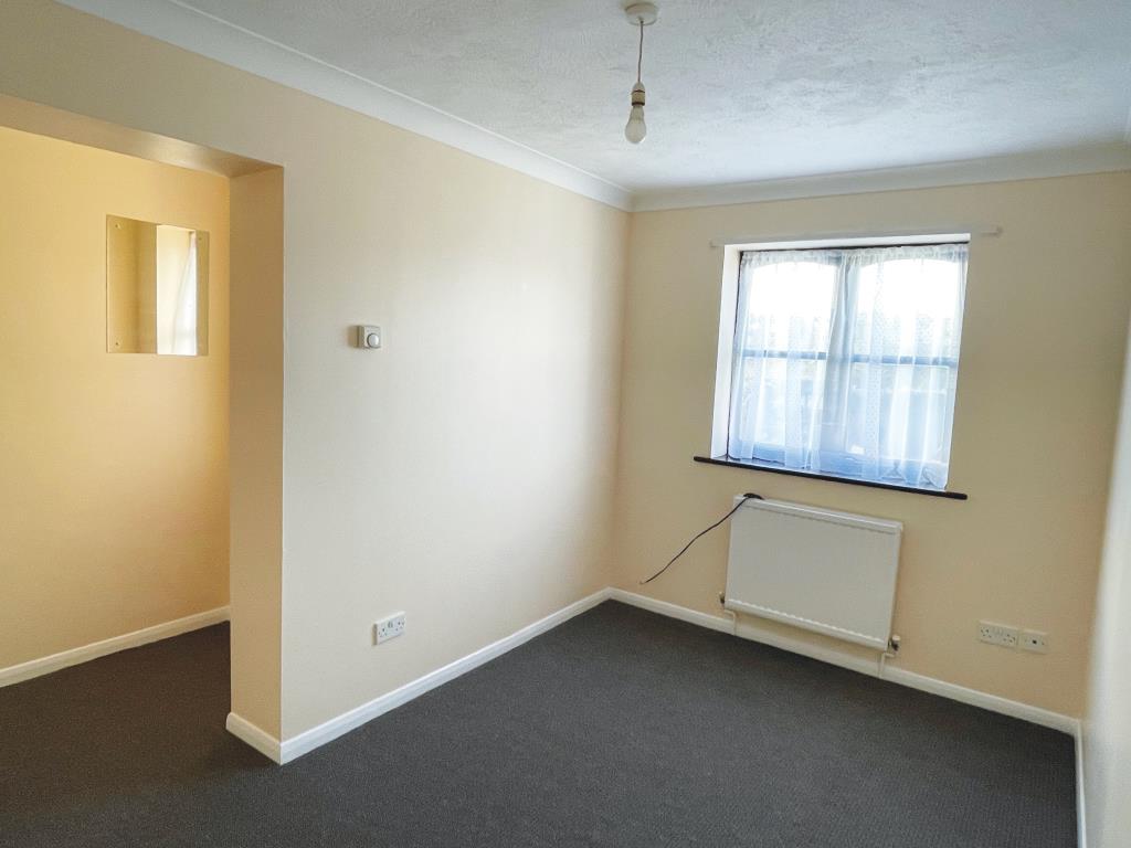 Lot: 36 - VACANT TOWN CENTRE FLAT -